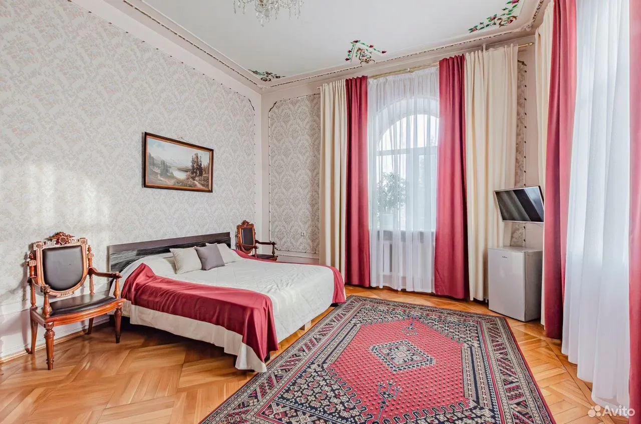 Спальня с красными шторами